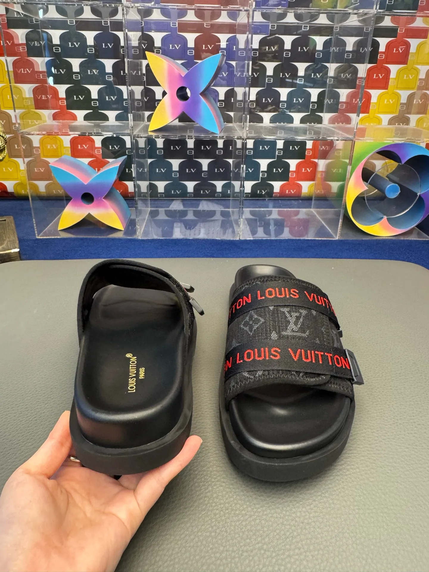 [L Home] P: 340💰Size: 38-45 Top purchasing lv men's summer slippers, classic presbyopia with soft real leather lining, unique color splicing effect, distinctive personality, fashionable and trendy essential style, light and comfortable. Lightweight and tough rubber insole, micro ridged foam outsole, super comfortable!